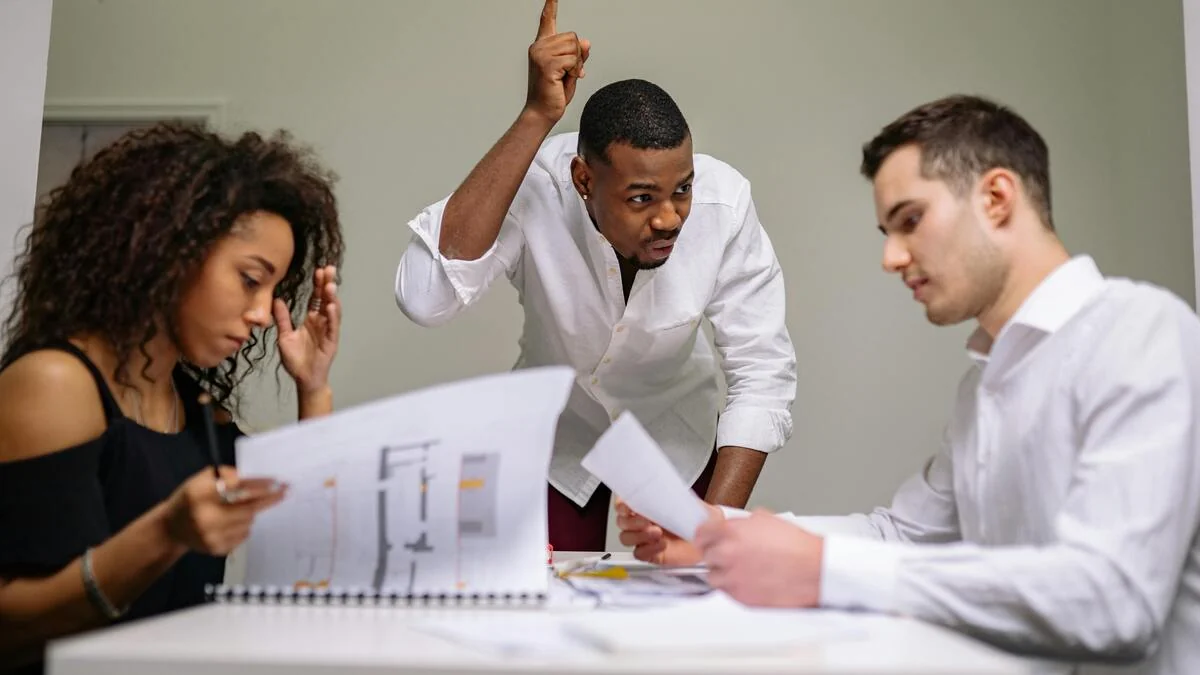 Boss arguing with employee at work